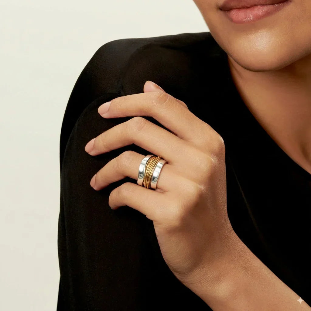 Anello in argento con filo dorato