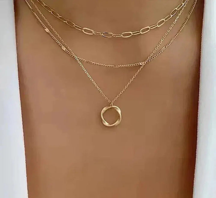 Collana classica in oro a strati con pendente